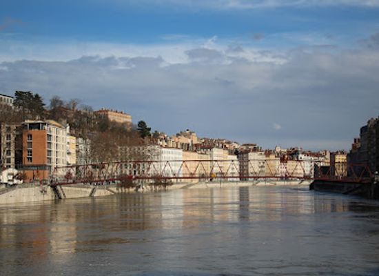 france/lyon/landmark/l-homme-de-la-roche