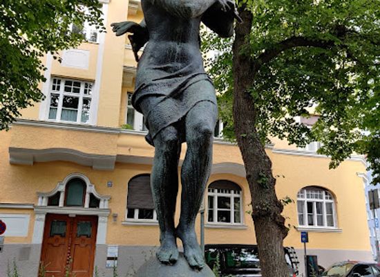germany/munich/schwabing/landmark/madchen-mit-seehund-brunnen