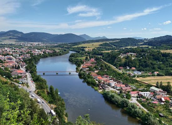slovakia/tekov/landmark/castle-strecno