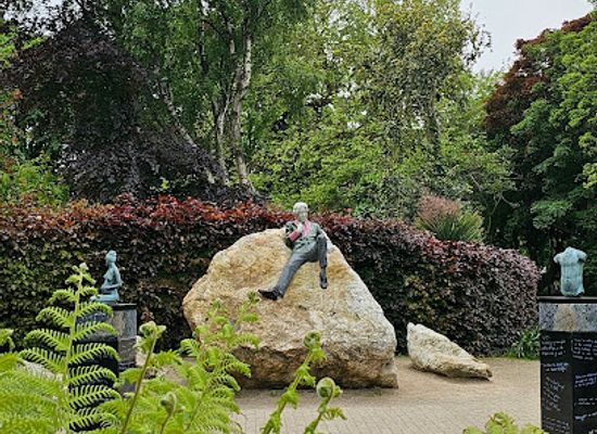 ireland/dublin/merrion-square/landmark/oscar-wilde-statue