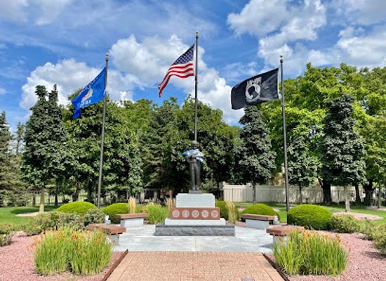 wisconsin/kettle-moraine/landmark/veterans-memorial
