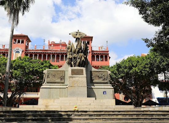 panama/pacific-coast/landmark/plaza-simon-bolivar