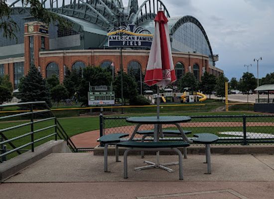 wisconsin/kettle-moraine/landmark/milwaukee-county-stadium-home-plate-marker