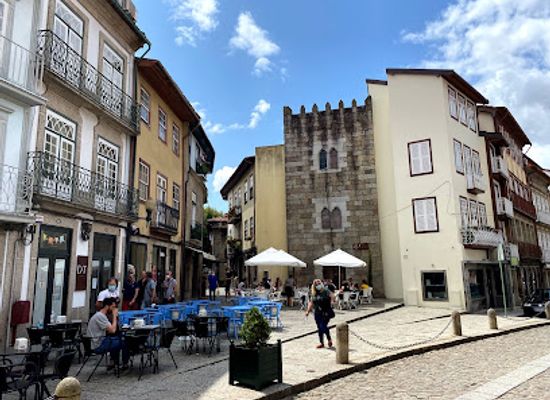 portugal/guimaraes/landmark/torre-dos-almadas