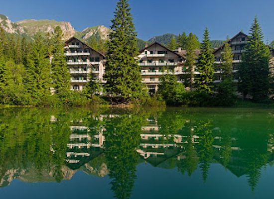 italy/alta-via-1/landmark/hotel-lago-di-braies