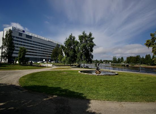 finland/oulu/landmark/osprey-and-salmon