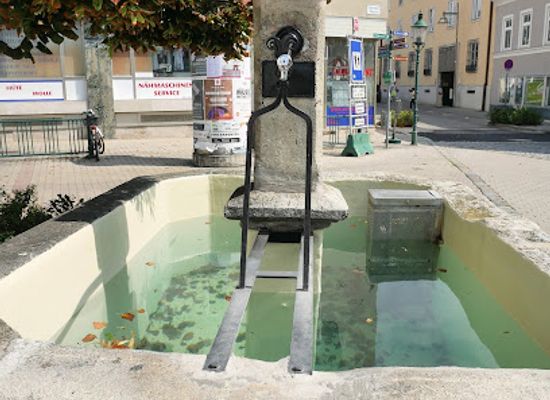 austria/eisenstadt/landmark/brunnen-am-domplatz-von-eisenstadt