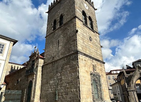 portugal/guimaraes/landmark/igreja-de-nossa-senhora-da-oliveira