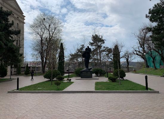 moldova/chisinau-county/landmark/the-monument-of-ion-and-doina-aldea-teodorovici
