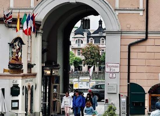 austria/salzburg/landmark/getreidegasse-9
