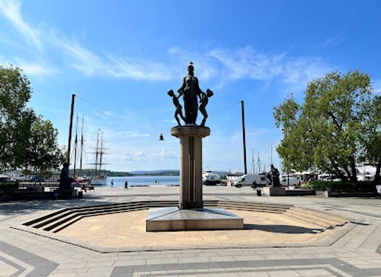 norway/oslo/landmark/fountains-at-city-hall-square