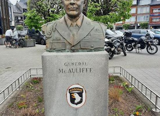 belgium/durbuy/landmark/general-mcauliffe-statue