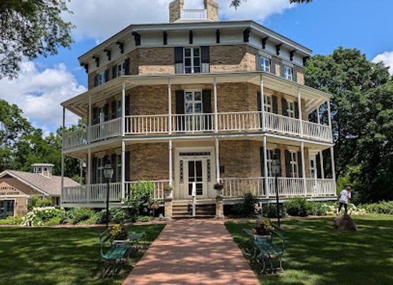 wisconsin/blue-hills/landmark/wisconsin-state-historical-marker-59-octagon-house