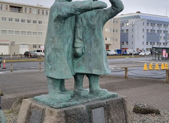 iceland/kopavogur/landmark/looking-seawards-statue