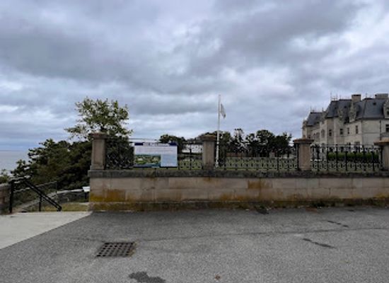 rhode-island/newport-county/landmark/cliff-walk-ochre-court-entry-exit