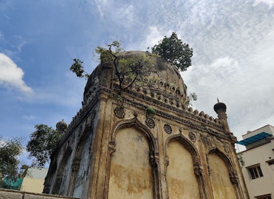 india/hyderabad/landmark/khairatunneesa-tomb-khair-un-nissa
