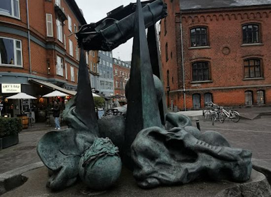 denmark/odense/attraction/den-flyvende-kuffert-eventyrskulptur