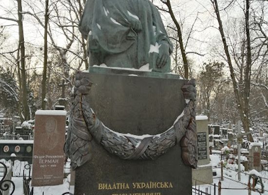 ukraine/kyiv/holosiivskyi-district/landmark/mohyla-lesi-ukrainky