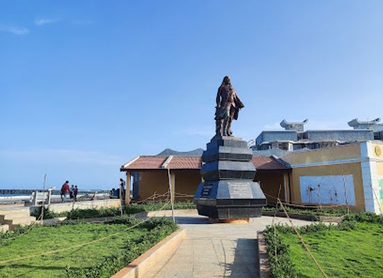 india/puducherry/landmark/marquis-dupleix-statue