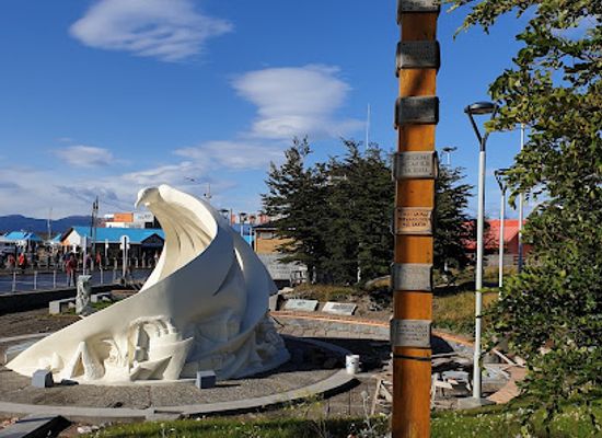 argentina/ushuaia/landmark/monumento-antiguos-pobladores