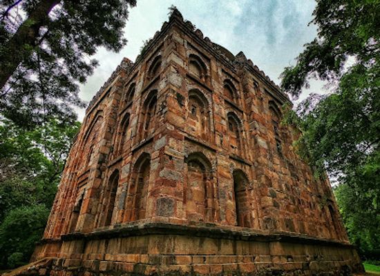 india/delhi/hauz-khas-village/landmark/munda-gumbad