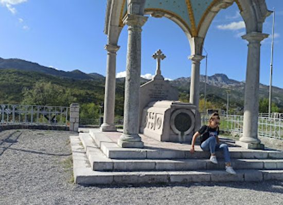 montenegro/cetinje/landmark/eagle-stone