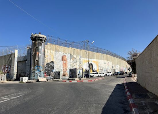 israel/bethlehem/landmark/shop-behind-the-wall