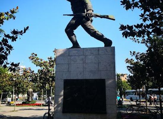 albania/tirana-plain/landmark/the-unknown-soldier-statue-ushtari-i-panjohur