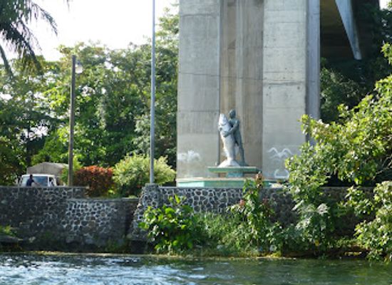 guatemala/caribbean-coast/landmark/monumento-al-pescador-rio-dulce