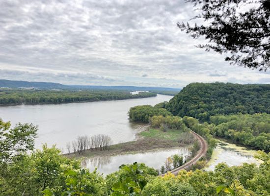 iowa/driftless-area/landmark/effigy-mounds-national-monument-visitor-center
