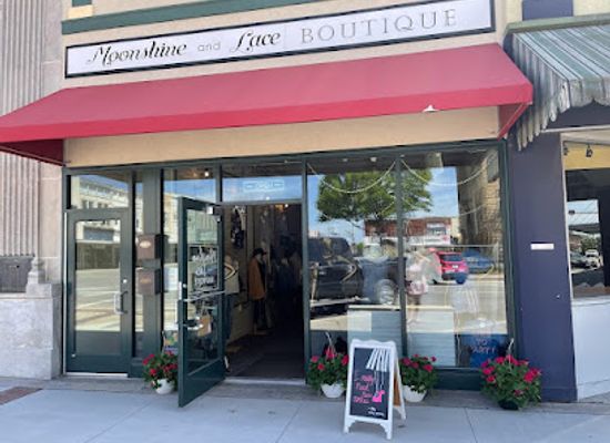 missouri/kirksville/landmark/moonshine-and-lace-boutique