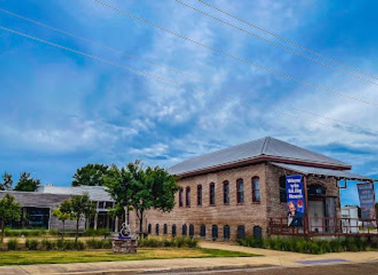 tennessee/mississippi-delta/landmark/b-b-king-museum-delta-interpretive-center-b-b-king-grave