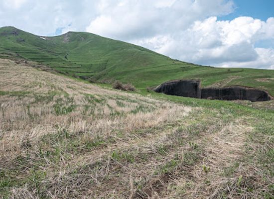 armenia/kotayk/landmark/black-wall