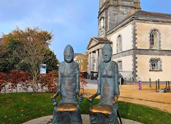 ireland/wexford/landmark/strongbow-and-aoife-sculpture