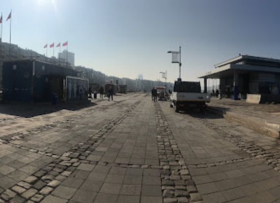 turkiye/izmir/alsancak/landmark/flags