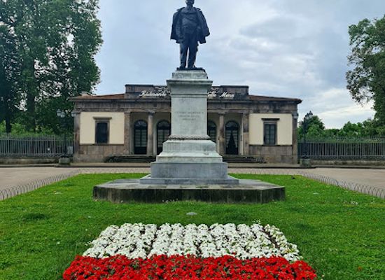 italy/lucca/landmark/statue-of-king-vittorio-emanuele-ii
