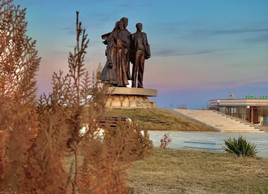 uzbekistan/kashkadarya-region/landmark/family-monument