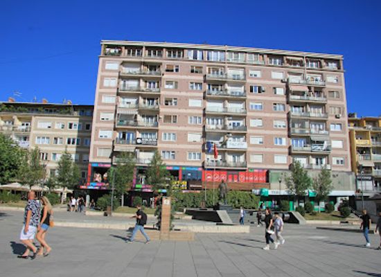 kosovo/podujevo/landmark/zahir-pajaziti-statue
