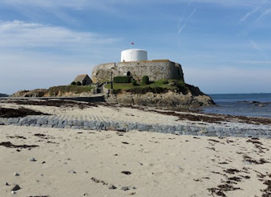 guernsey/st-pierre-du-bois/landmark/fort-grey-shipwreck-museum