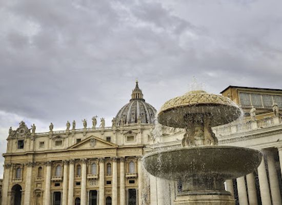 vatican-city/sistine-chapel/landmark/maderno-fountain