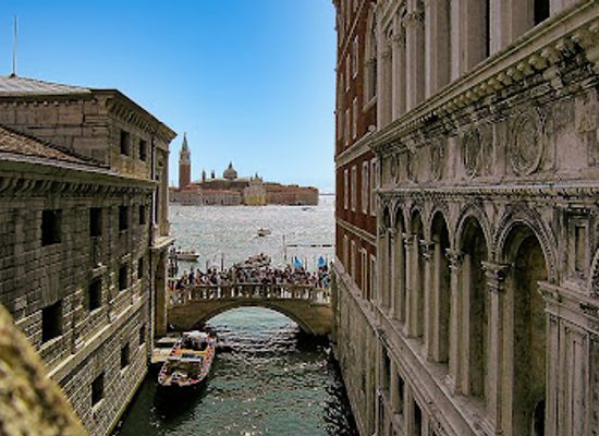 italy/venice/landmark/bridge-of-sighs
