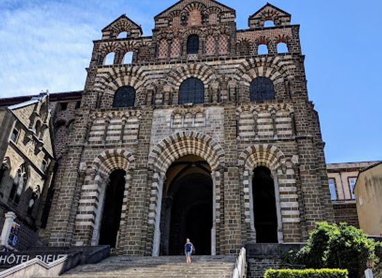 france/auvergne/landmark/cathedrale-notre-dame-du-puy