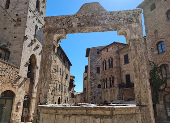 italy/san-gimignano/landmark/casa-santa-fina