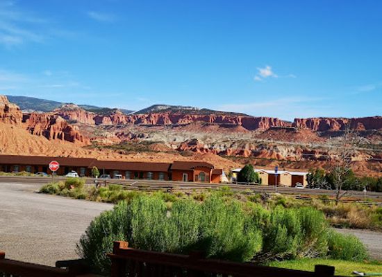 utah/capitol-reef-national-park/landmark/rim-rock-patio