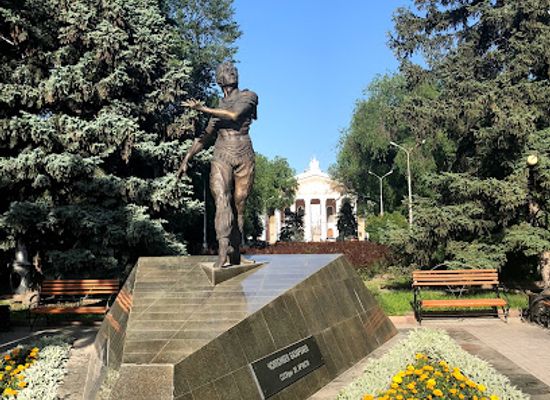 kyrgyzstan/bishkek/landmark/cholponbek-bazarbayev-monument