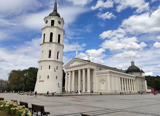 lithuania/vilnius/old-town/landmark/cathedral-square