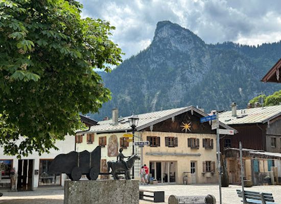 germany/oberammergau/landmark/rottwagen-denkmal-bronzeskulptur-von-h-lang-2000