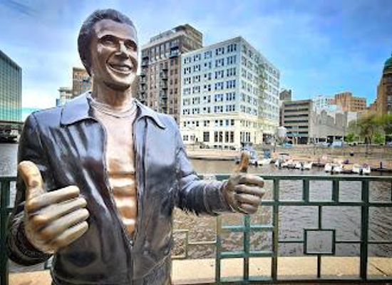 wisconsin/southeast-wisconsin/landmark/bronze-fonz-by-gerald-p-sawyer