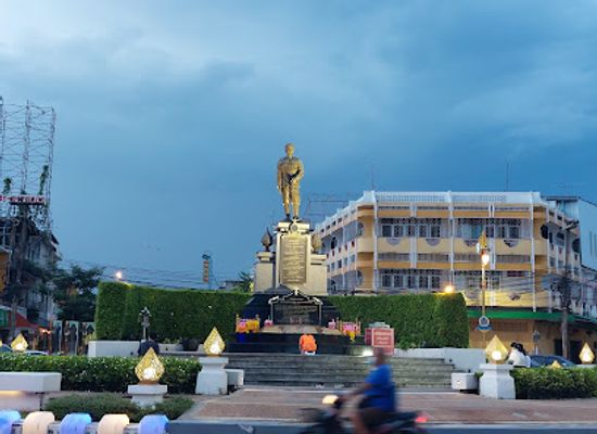 thailand/central-thailand/landmark/kromluang-prachak-sinlapakhom-monument
