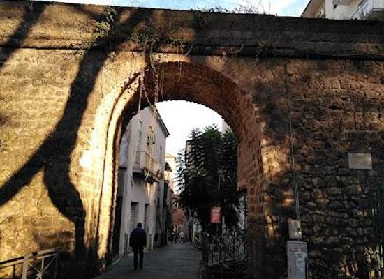 italy/campania/landmark/piazza-antiche-mura